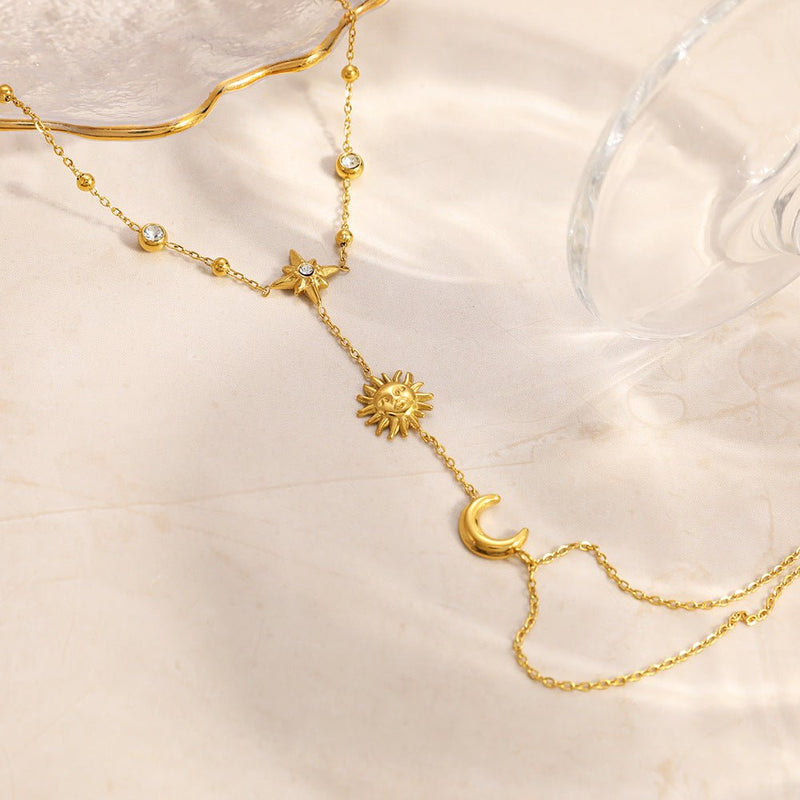 Bijou de main femme acier inoxydable, bracelet bague chaîne dorée, motif soleil lune étoile, accessoire élégant ajustable, modèle Sonnie