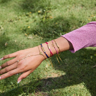 Bracelet de main doré en acier inoxydable avec papillon, perles blanches et zircons, chaîne maille cubaine fine.