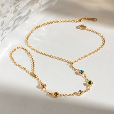 Chaîne fine dorée avec pierres de zirconium multicolores brillantes, bijou de main élégant Glita.