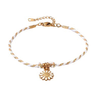 Bracelet fin en coton blanc et rose avec pendentif fleur en acier doré.