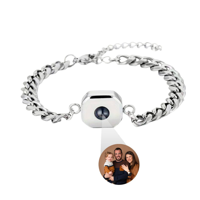 Bracelet maille cubaine en acier argenté avec pendentif carré personnalisable intégrant une photo ronde colorée.