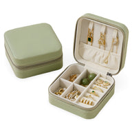 Boîte à bijoux nomade Oria verte, cuir mat, compartiments multiples, intérieur velours crème, porte-bagues et boucle.