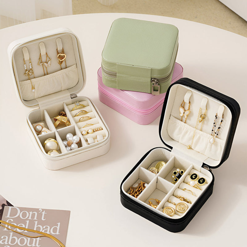 Lot de boîtes à bijoux nomades Oria en cuir blanc, noir, vert et rose avec compartiments et rangement pour boucles.