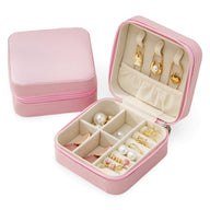 Boîte à bijoux nomade Oria rose avec compartiments multiples et porte-bagues intégré.