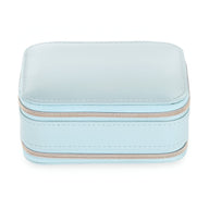Boîte à bijoux nomade bleue à double fermeture éclair en cuir lisse, format compact et élégant.