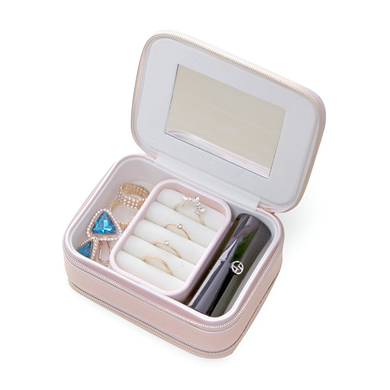 Boîte à bijoux nomade rose avec double fermeture éclair, compartiments organisés et miroir intérieur.