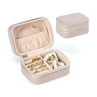 Boîte à bijoux beige nomade avec strass, intérieur compartimenté en velours doux.