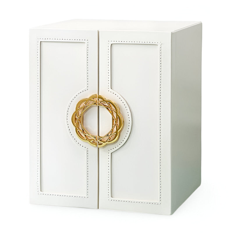 Boîte à bijoux blanche en cuir avec poignées rondes dorées et coutures décoratives.