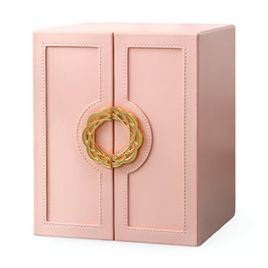 Boîte à bijoux nomade rose en cuir synthétique avec fermeture circulaire dorée élégante.