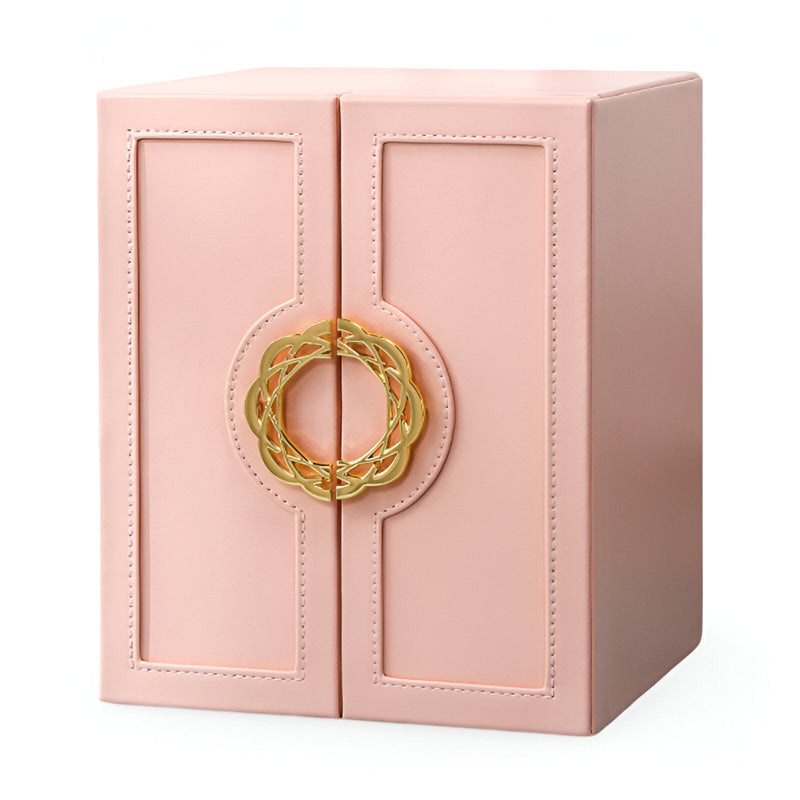 Boîte à bijoux nomade rose en cuir synthétique avec fermeture circulaire dorée élégante.