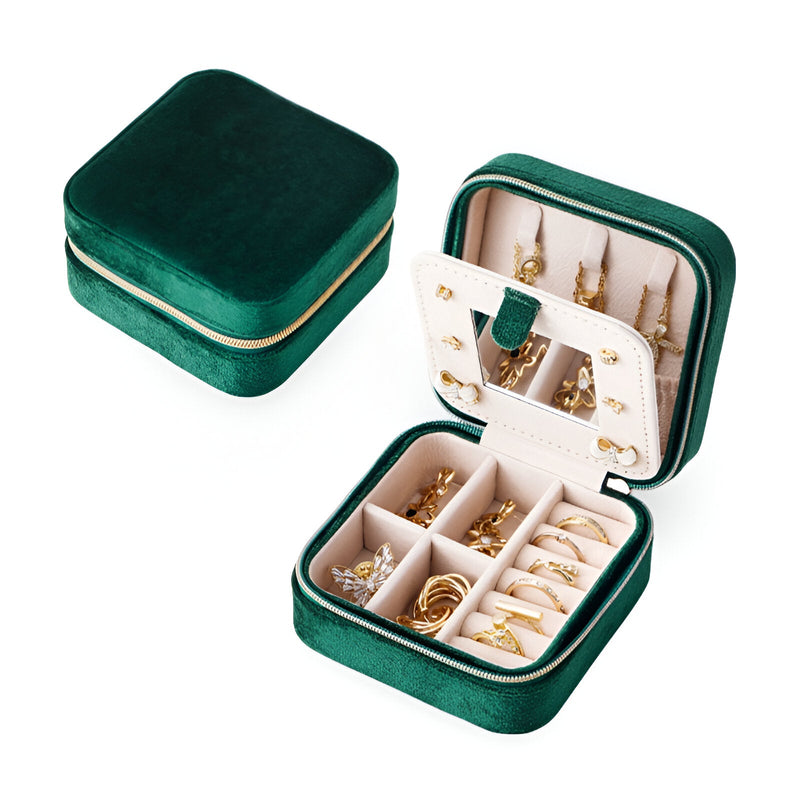 Boîte à bijoux nomade en velours vert avec intérieur crème compartimenté et emplacement bagues.