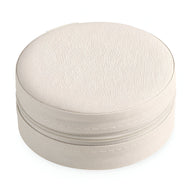 Boîte à bijoux ronde nomade en cuir blanc texturé avec fermeture éclair discrète.