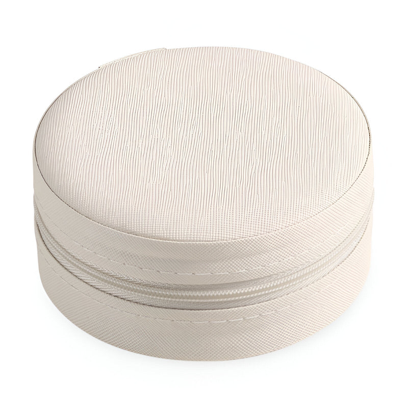 Boîte à bijoux ronde nomade en cuir blanc texturé avec fermeture éclair discrète.