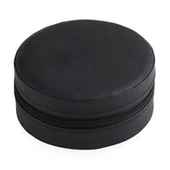 Boîte à bijoux nomade ronde en cuir noir avec fermeture éclair autour.