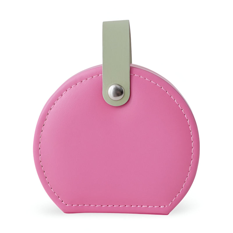 Boîte à bijoux nomade ronde rose avec boucle verte et rivet métallique argenté.