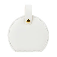 Boîte à bijoux nomade ronde en cuir blanc avec bouton doré et fermeture à languette.