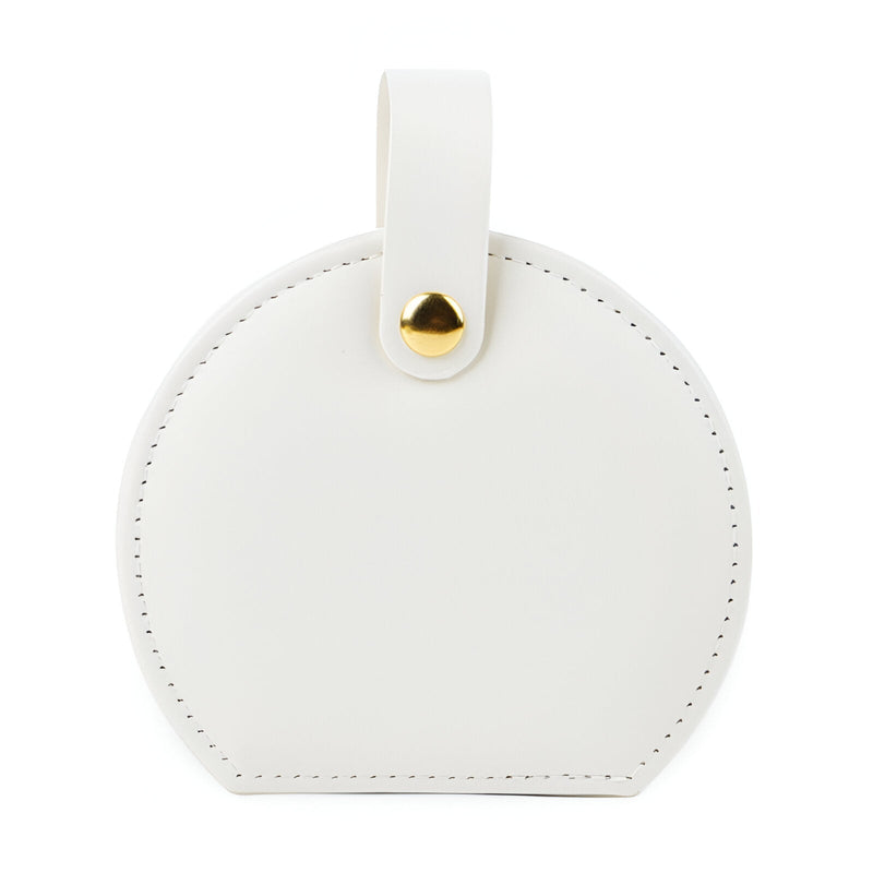 Boîte à bijoux nomade ronde en cuir blanc avec bouton doré et fermeture à languette.