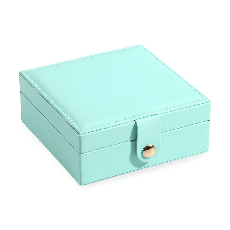 Boîte à bijoux nomade carrée bleu turquoise en cuir avec bouton-pression doré.