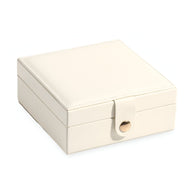 Boîte à bijoux nomade carrée blanche en cuir avec bouton pression doré.