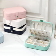 Boîte à bijoux nomade martina bleu clair ouverte avec compartiments et rangements pour boucles d'oreilles et bagues, autres.