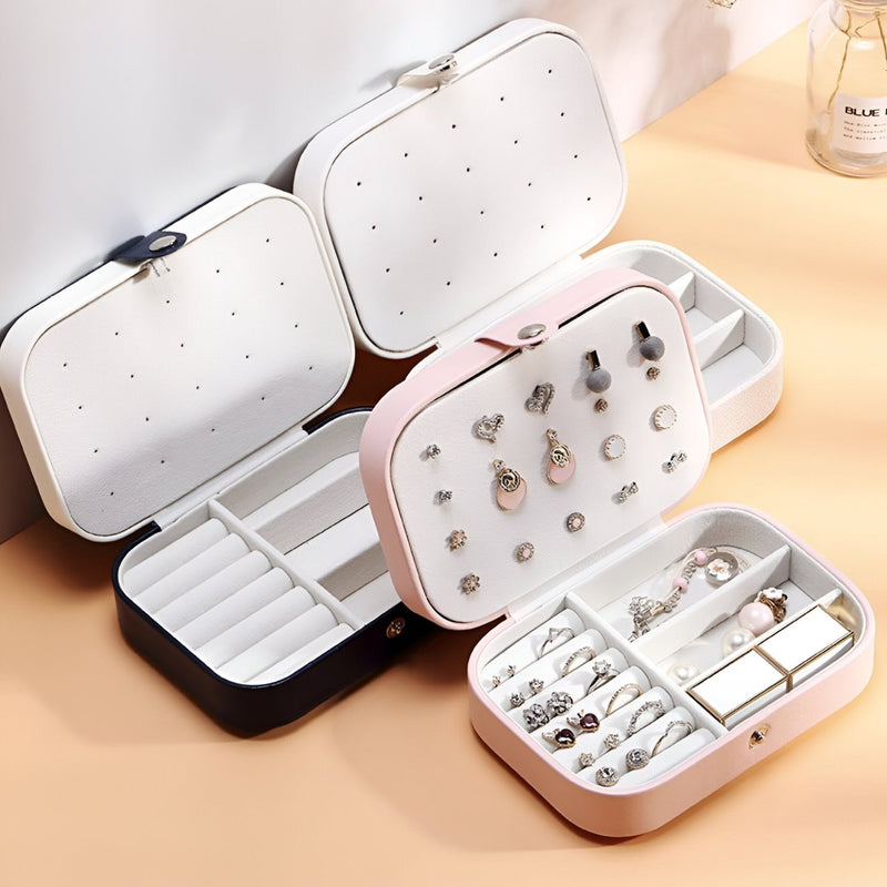 Boîte à bijoux nomade en cuir rose pâle, compartiments avec coussins et rangement bagues, anneaux et boucles d’oreilles,.