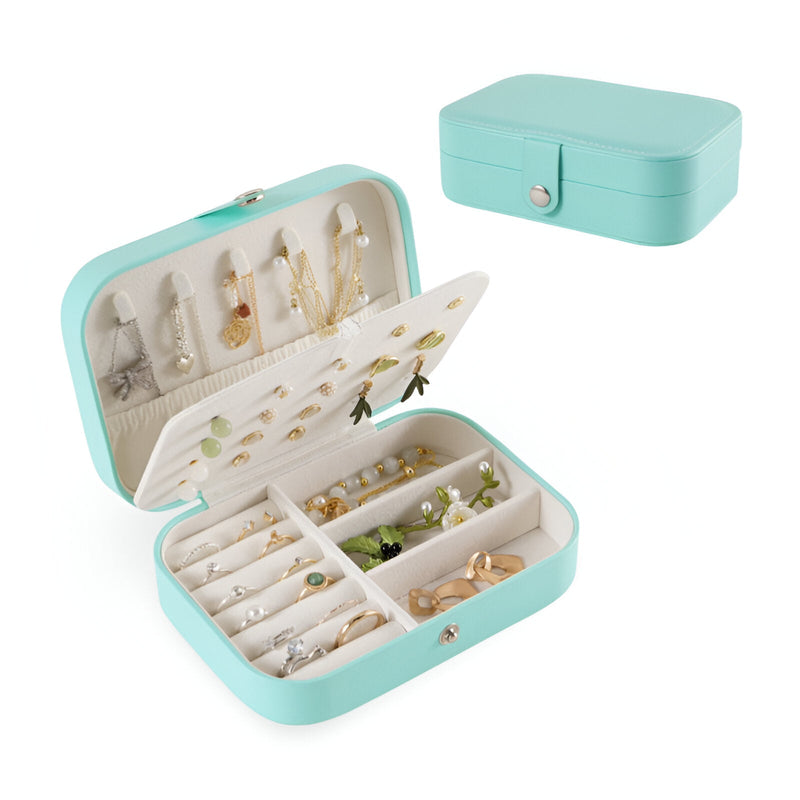 Boîte à bijoux nomade moyenne Martina en cuir bleu clair, compartiments multiples et fermoir argenté.