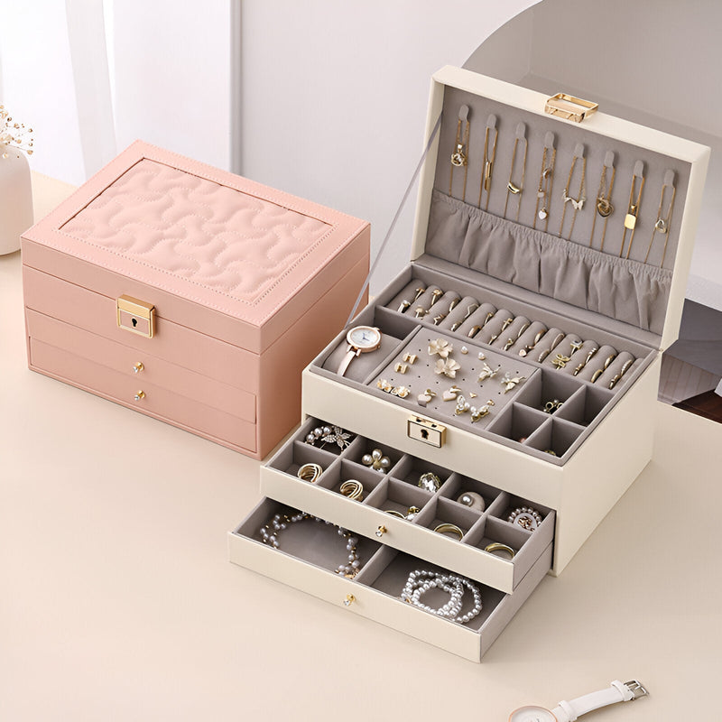 Boîte à bijoux nomade grand format blanche avec tiroirs multiples ouverte, tissu gris et casiers pour bagues et colliers.