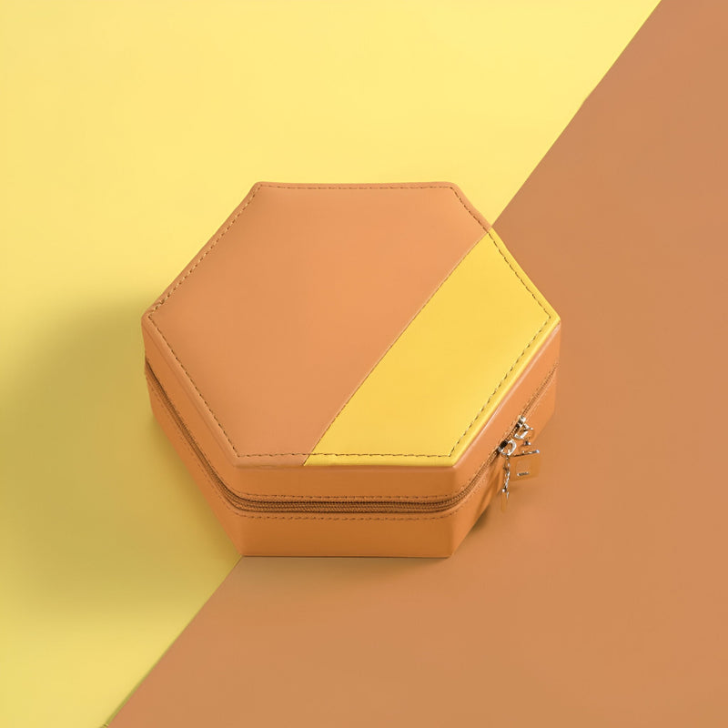 Boîte à bijoux hexagonale en cuir orange et jaune avec fermeture éclair argentée.