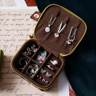 Boîte à bijoux nomade marron mini format avec compartiments et élastiques pour bagues et boucles d’oreilles.