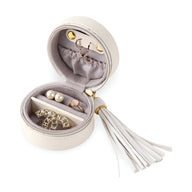 Boîte à bijoux nomade mini format blanche en cuir avec pompon, compartiments et rangements pour bijoux.