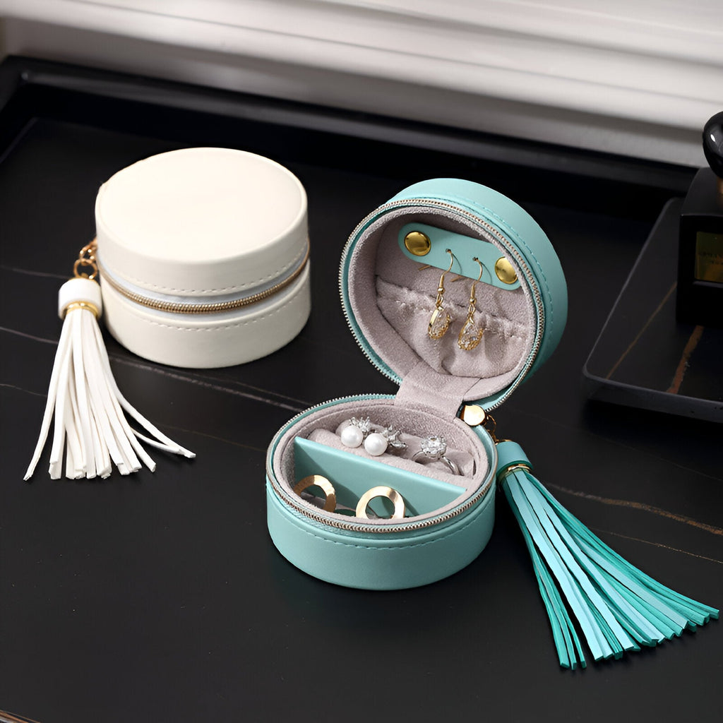 Boîte à bijoux nomade, mini format, à pompon, modèle Pam - La Boutique du Bracelet
