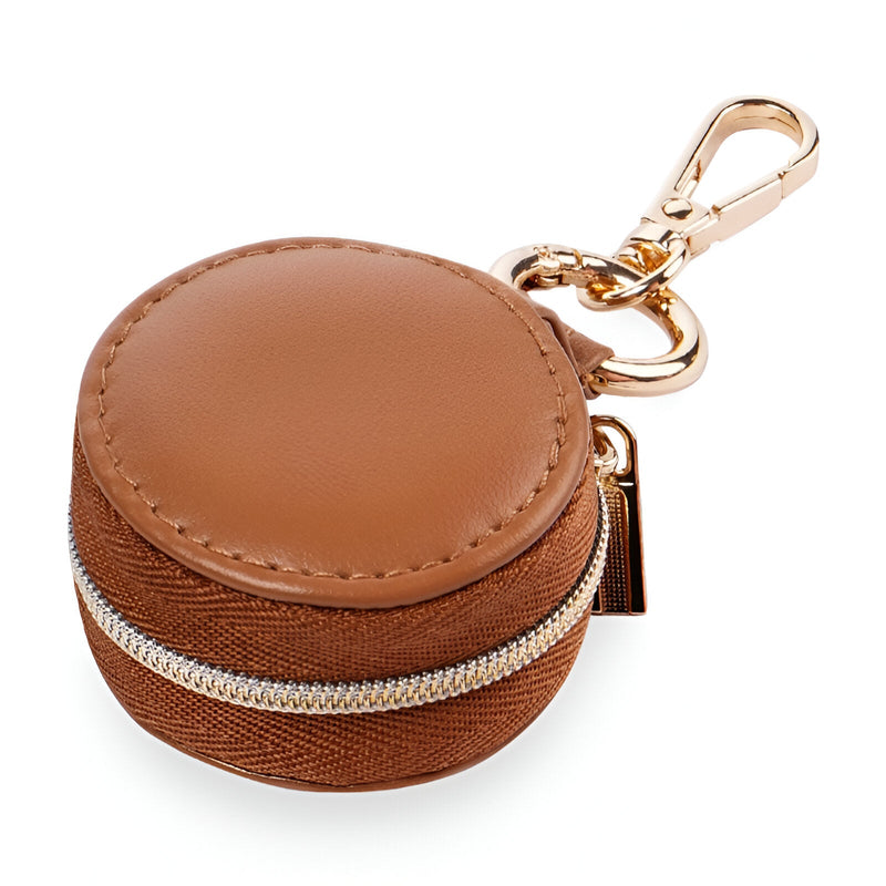 Boîte à bijoux ronde mini format en cuir marron avec fermeture éclair et mousqueton doré.