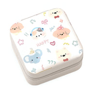 Boîte à bijoux blanche nomade avec motifs d’animaux mignons colorés et détails pastel.