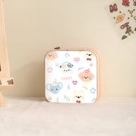 Boîte à bijoux blanche nomade avec motifs animaux colorés et fermeture clip rose pâle.