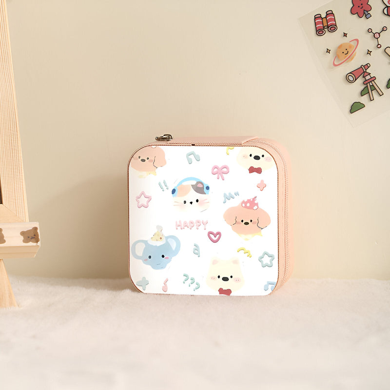 Boîte à bijoux blanche nomade avec motifs animaux colorés et fermeture clip rose pâle.