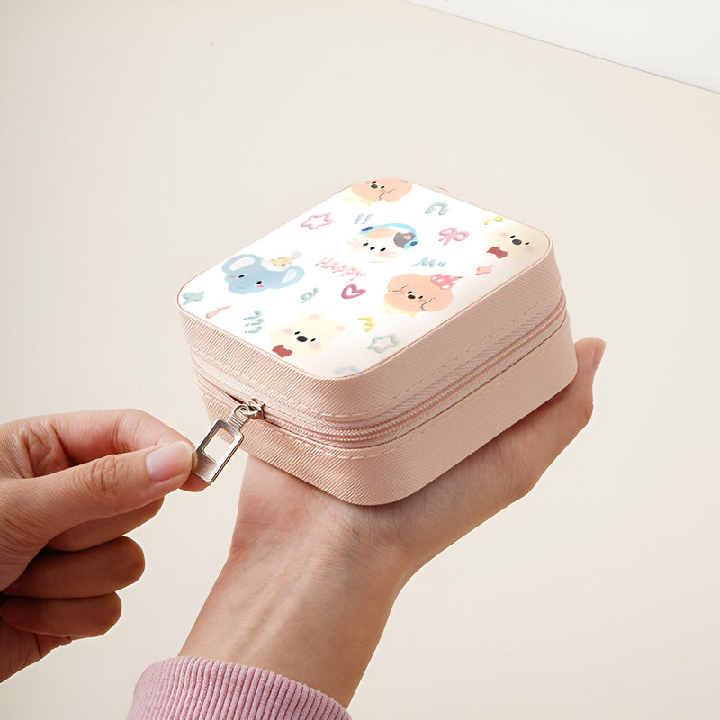 Boîte à bijoux nomade rose avec motif animaux colorés et fermeture éclair argentée.