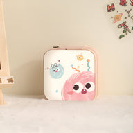 Boîte à bijoux carrée rose et blanche avec motifs monstres colorés joyeux.