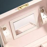 Boîte à bijoux rose poudré en cuir avec miroir intégré et sangles à boutons dorés.