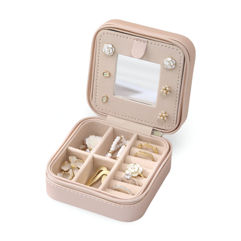 Boîte à bijoux nomade rose clair, petit format, miroir carré, compartiments et emplacements pour boucles d’oreilles et bagues.