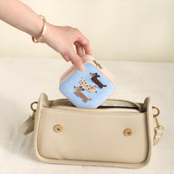 Boîte à bijoux nomade bleue avec illustration enfantine d’animaux, format compact pour sac.