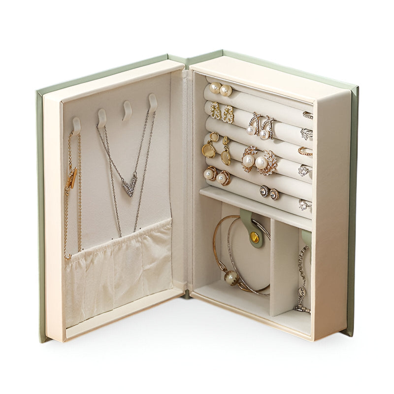 Boîte à bijoux nomade verte, intérieur velours écru avec rangements pour bagues, colliers, boucles d'oreilles et bracelets.