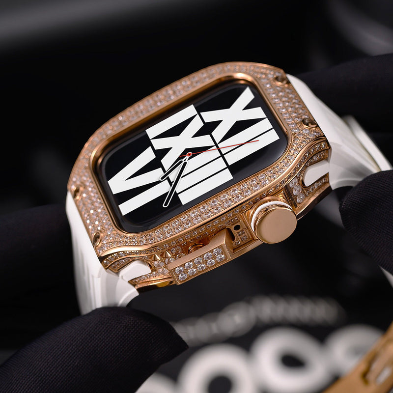 Boîtier en titane doré serti de strass avec bracelet silicone blanc, design moderne pour Apple Watch.