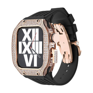 Boîtier en titane or rose serti de strass, bracelet silicone noir, design carré moderne pour Apple Watch.