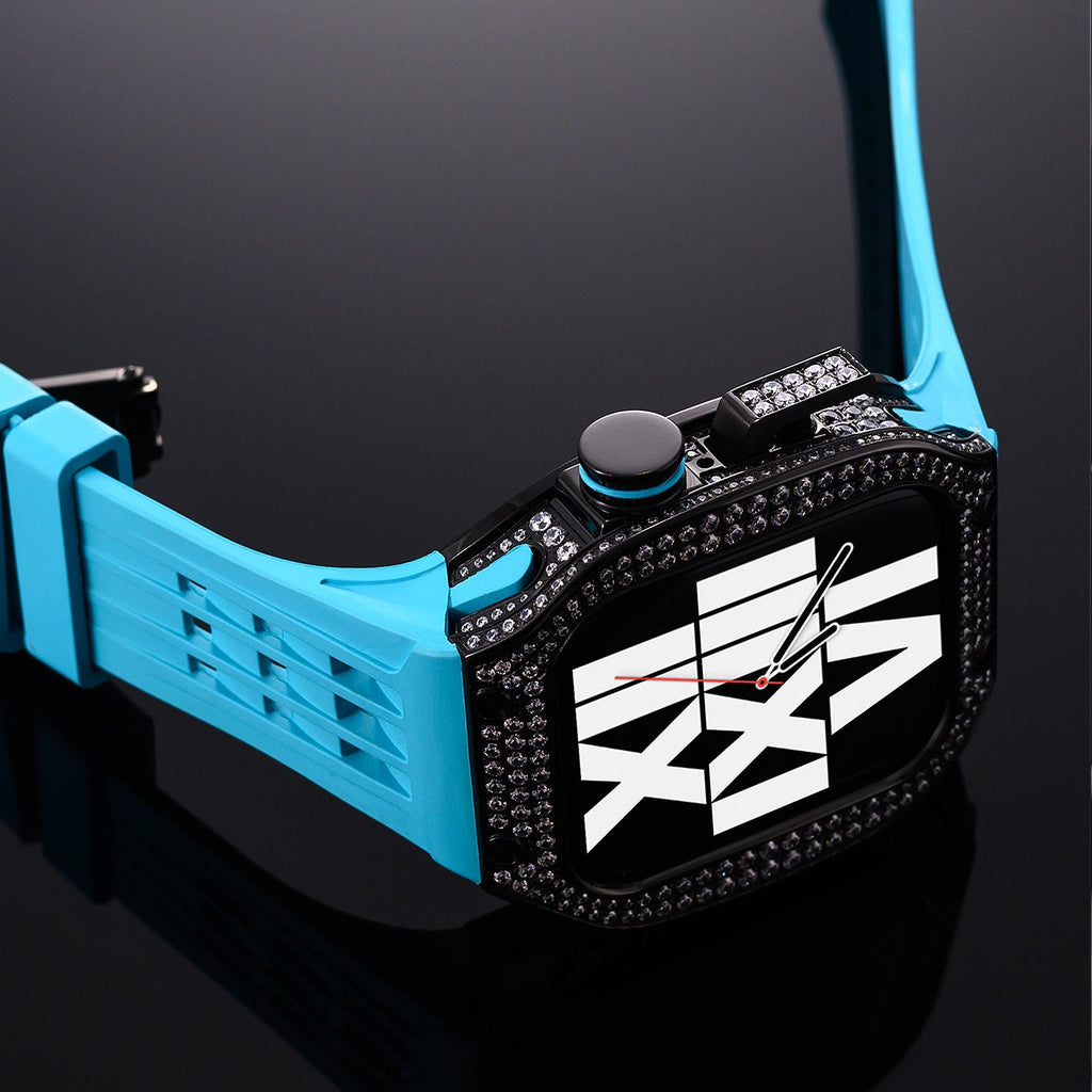 Boîtier Apple Watch en titane noir orné de strass, bracelet silicone bleu vibrant, design moderne.