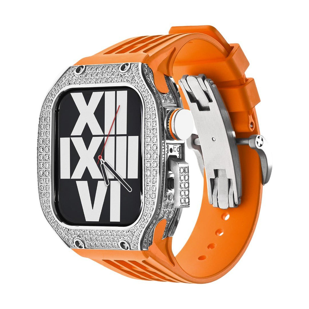 Boîtier en titane argenté serti de strass avec bracelet silicone orange et design moderne pour Apple Watch.