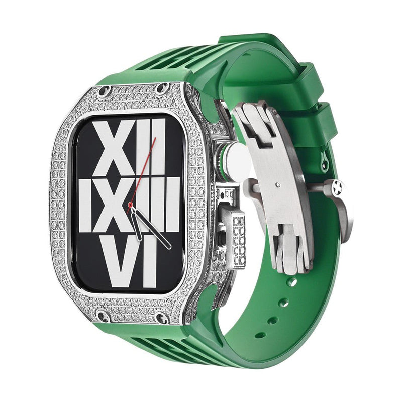 Boîtier luxe en titane argenté serti de strass, bracelet silicone vert, design moderne pour Apple Watch.