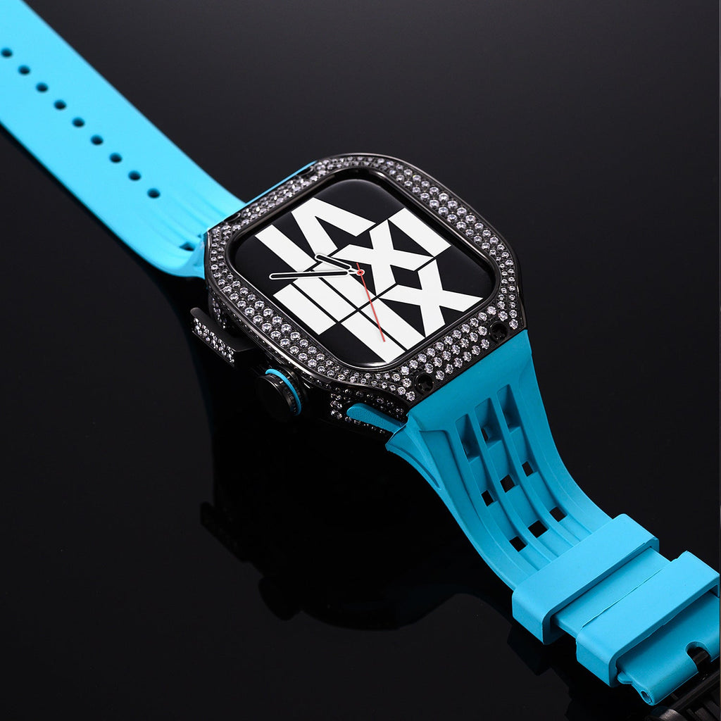 Boîtier en titane noir serti de strass avec bracelet silicone bleu vif et design moderne pour Apple Watch.
