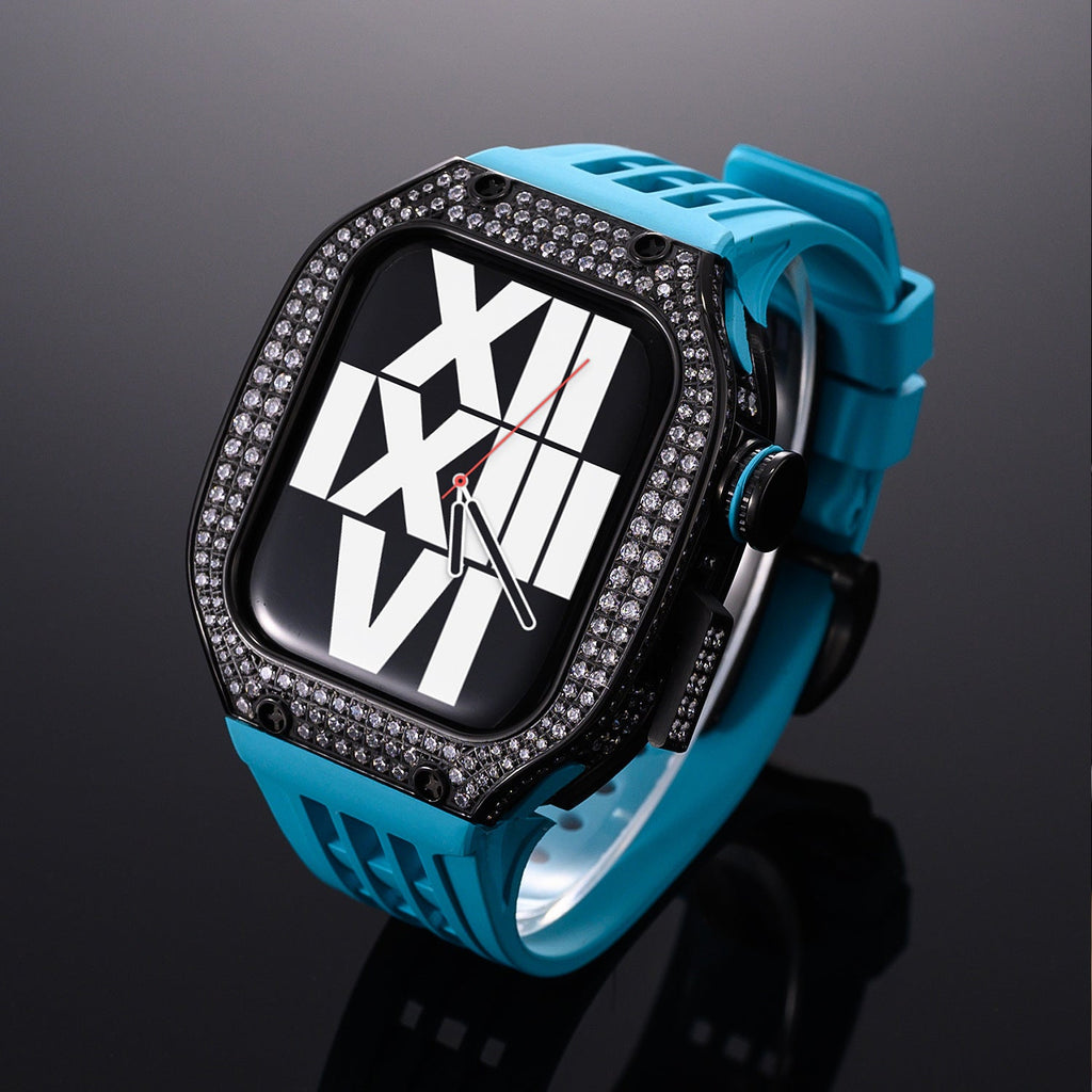 Boîtier en titane noir serti de strass avec bracelet silicone bleu vif pour Apple Watch, design moderne et élégant.