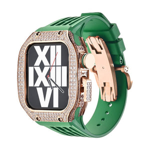 Boîtier Apple Watch luxe en titane rose serti de strass, bracelet silicone vert moderne.