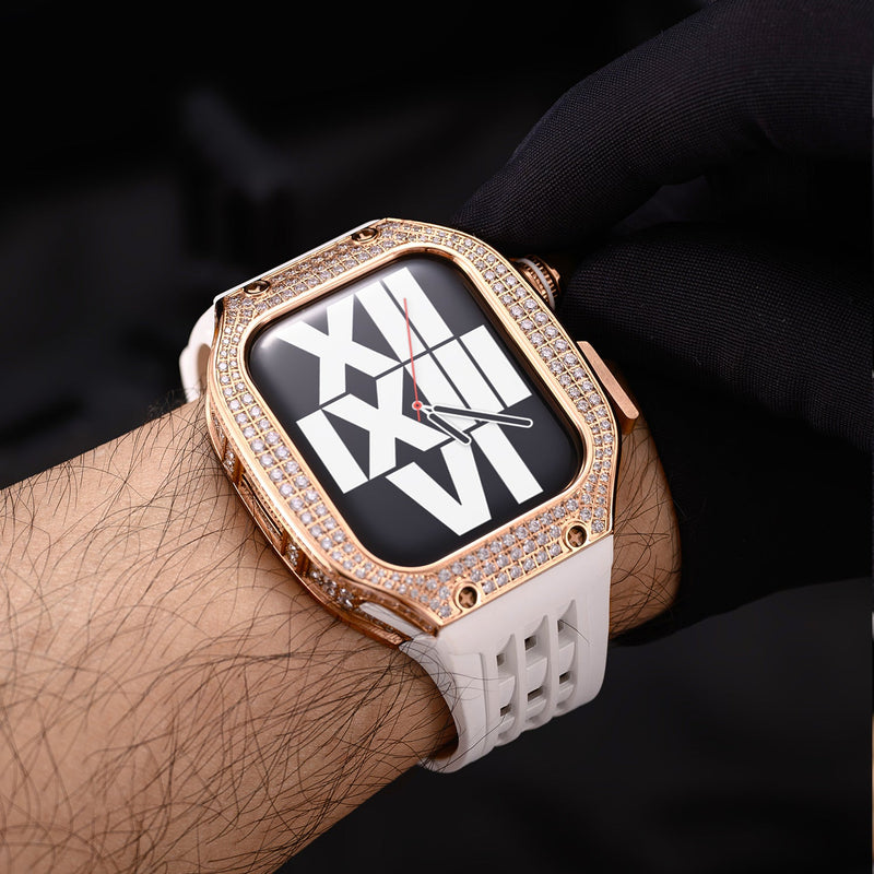 Boîtier Apple Watch en titane rose serti de strass avec bracelet silicone blanc perforé, style moderne Sultan.
